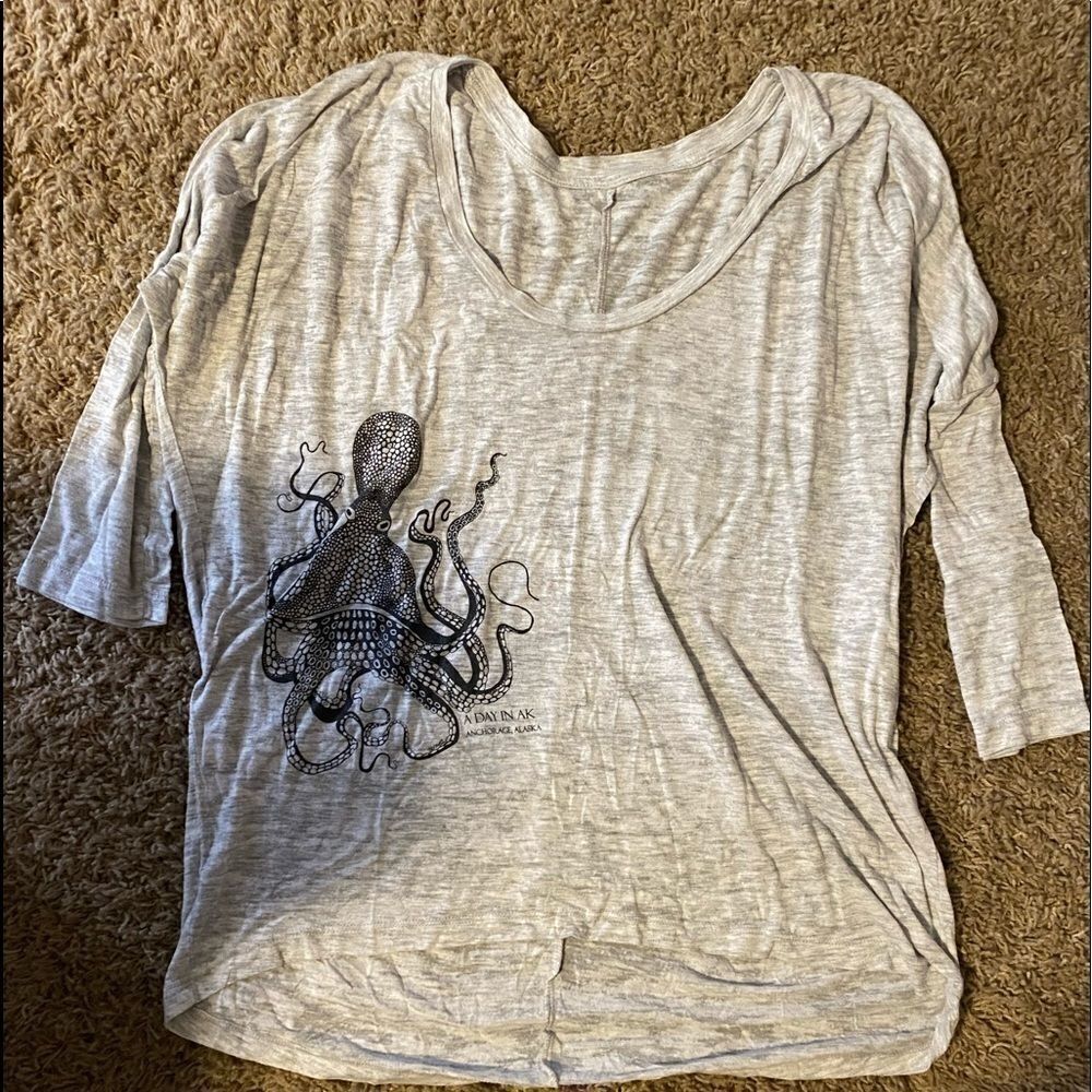 This loose 3/4 sleeve shirt is a size S/M